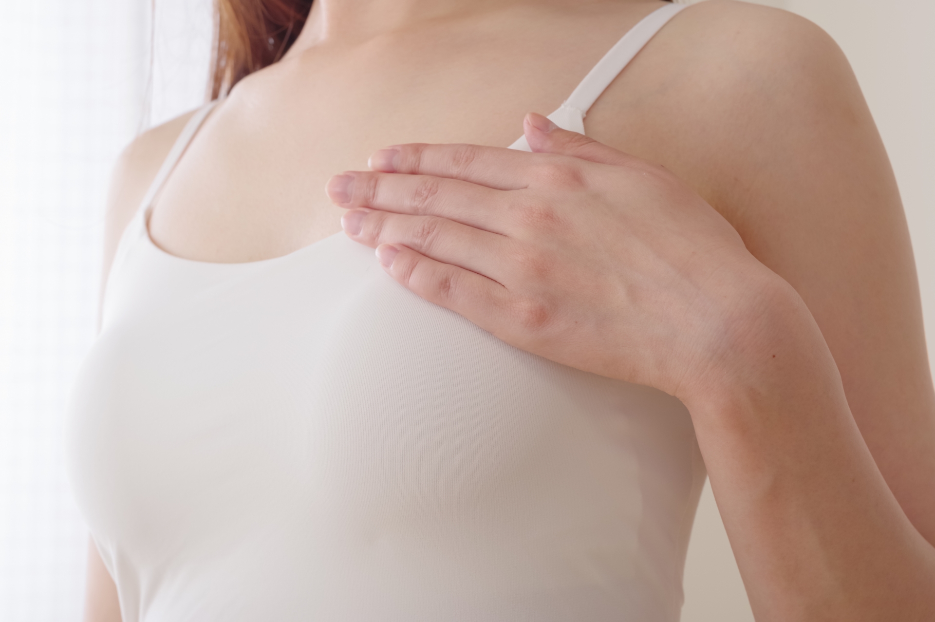 垂れ乳を改善するための徹底ガイド！原因から予防・改善方法まで解説