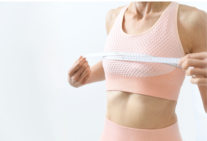 貧乳に悩む女性必見！ 貧乳の原因と自宅でできる改善方法を解説！
