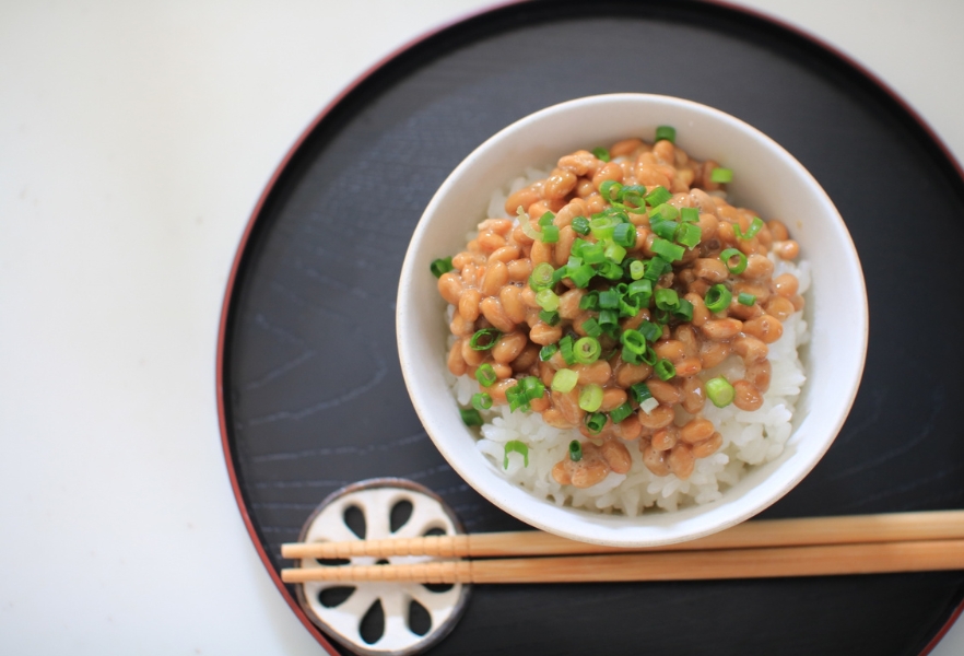 納豆がバストアップに効く！ 知っておきたい栄養素と摂取方法